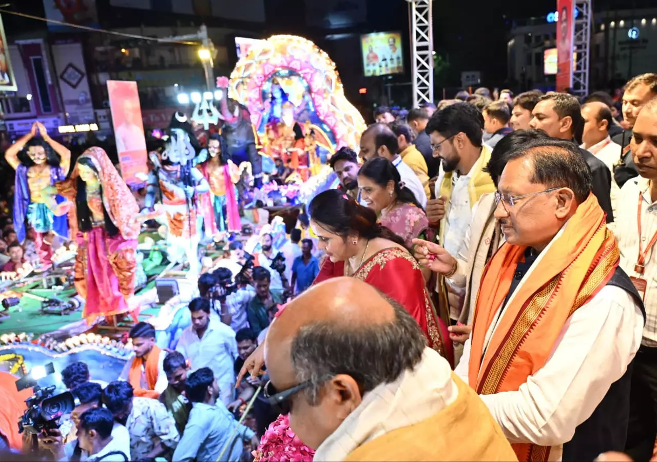 ऐतिहासिक विसर्जन झांकी में पहुंचे CM विष्णुदेव साय ऐतिहासिक विसर्जन झांकी में पहुंचे CM विष्णुदेव साय