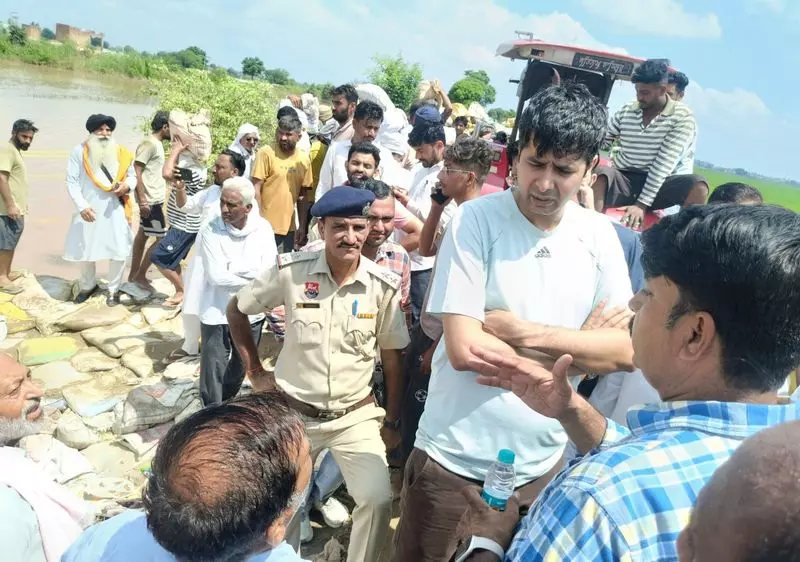 Sirsa में घग्गर नदी टूटने से दहशत, स्थानीय निवासियों ने संभाला मोर्चा Sirsa में घग्गर नदी टूटने से दहशत, स्थानीय निवासियों ने संभाला मोर्चा