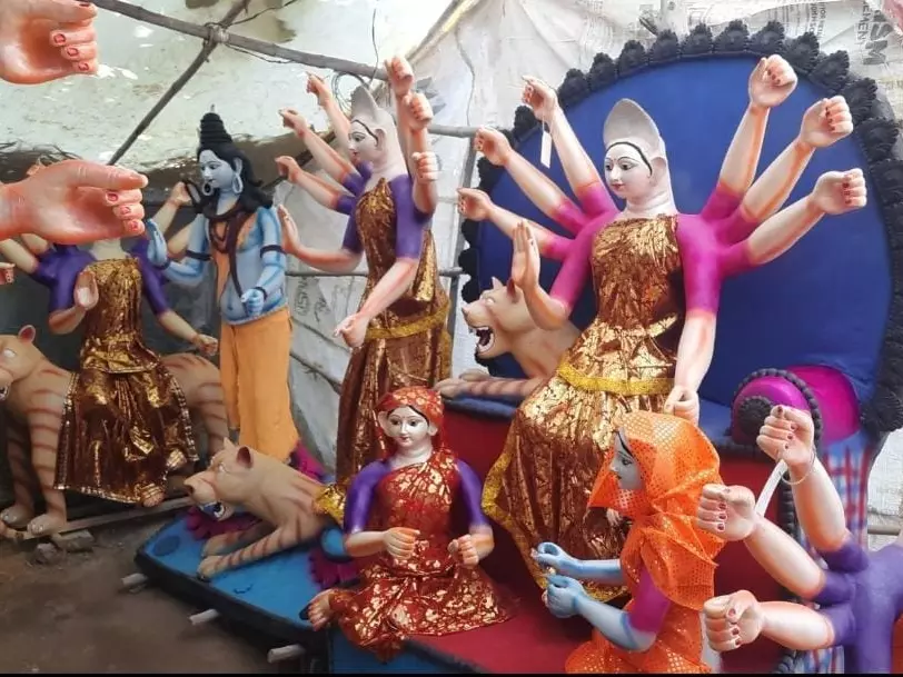 Prayagraj: दुर्गा प्रतिमाओं के रंग-रोगन में व्यस्त कलाकार Prayagraj: दुर्गा प्रतिमाओं के रंग-रोगन में व्यस्त कलाकार