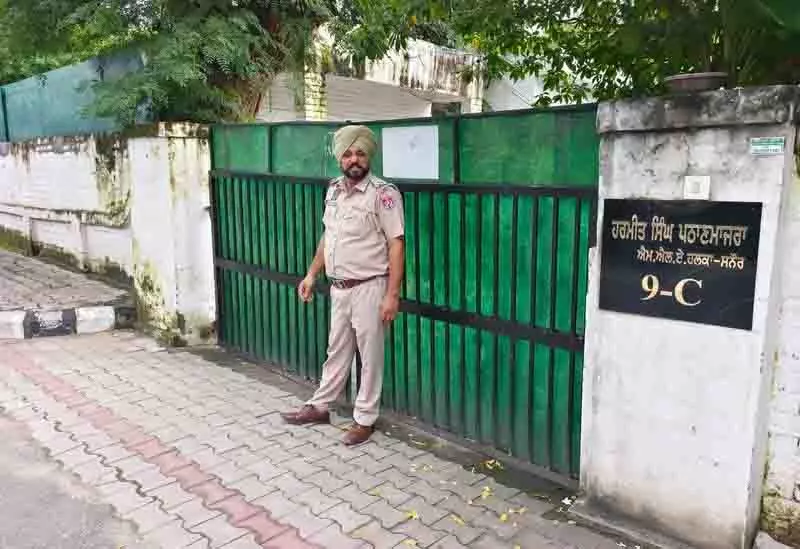 बलात्कार के आरोपी आप MLA की गिरफ्तारी से बचने के लिए पांच राज्यों में तलाशी अभियान जारी बलात्कार के आरोपी आप MLA की गिरफ्तारी से बचने के लिए पांच राज्यों में तलाशी अभियान जारी