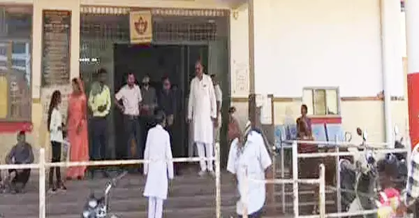 ऑपरेशन थिएटर में लटका ताला, BMO पति और महिला डॉक्टर की मनमानी ऑपरेशन थिएटर में लटका ताला, BMO पति और महिला डॉक्टर की मनमानी