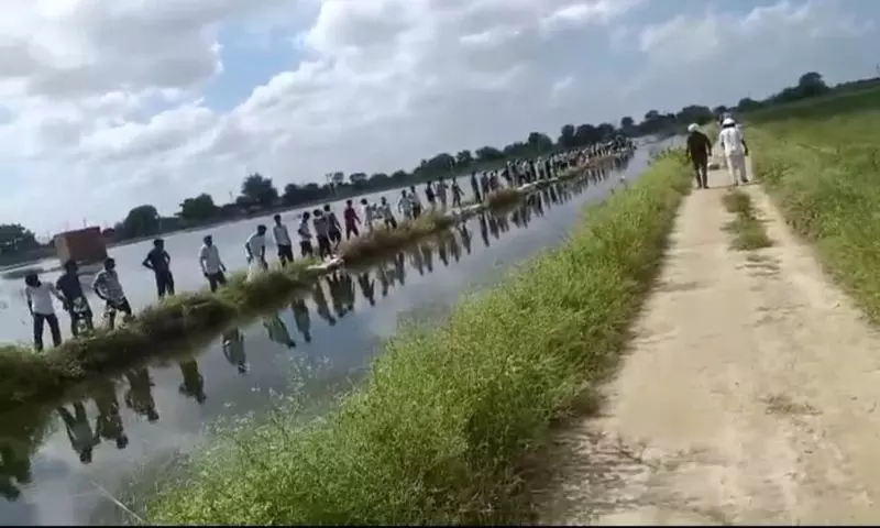 Haryana : भिवानी गांव में नहर में आई दरार को भरने के लिए प्रशासन के प्रयासों में ग्रामीण शामिल Haryana : भिवानी गांव में नहर में आई दरार को भरने के लिए प्रशासन के प्रयासों में ग्रामीण शामिल