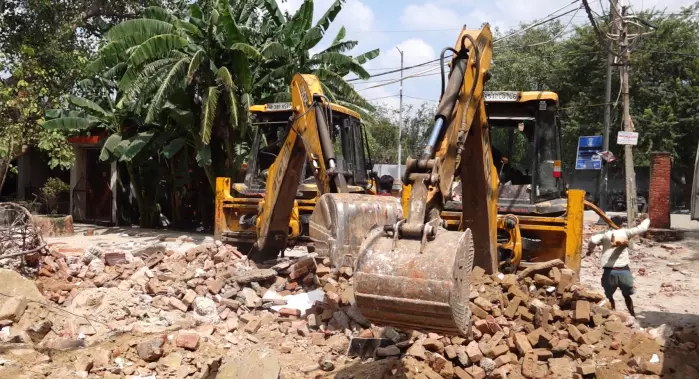 Delhi: दिल्ली उच्च न्यायालय के निर्देश पर मंदिर पर चला प्रशासनिक पंजा Delhi: दिल्ली उच्च न्यायालय के निर्देश पर मंदिर पर चला प्रशासनिक पंजा