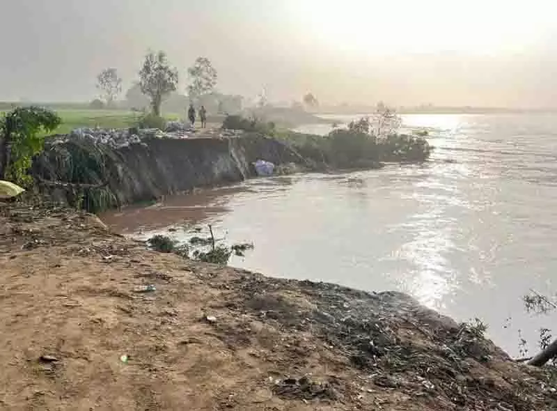Nawanshahr village के धुस्सी बांध पर कटाव की खबर, ग्रामीण भयभीत Nawanshahr village के धुस्सी बांध पर कटाव की खबर, ग्रामीण भयभीत