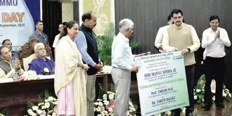 पावरग्रिड ने जेयू को अत्याधुनिक प्रकाश एवं ध्वनि प्रणाली दान की पावरग्रिड ने जेयू को अत्याधुनिक प्रकाश एवं ध्वनि प्रणाली दान की