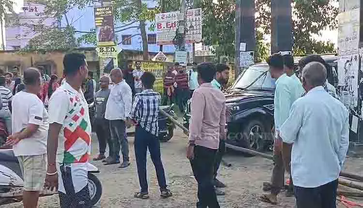 Bhadrak college में छात्र समूहों में झड़प, प्रिंसिपल और अधिकारियों को प्रवेश से रोका गया Bhadrak college में छात्र समूहों में झड़प, प्रिंसिपल और अधिकारियों को प्रवेश से रोका गया