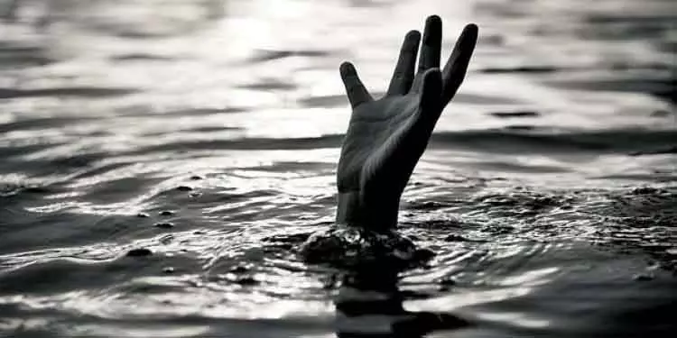 क्योंझर के गुंडिचाघागी झरने में युवक बह गया क्योंझर के गुंडिचाघागी झरने में युवक बह गया