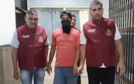 पुलिस ने डेबिट कार्ड स्वैपिंग के फरार अपराधी को दबोचा, 21 मामलों में था शामिल पुलिस ने डेबिट कार्ड स्वैपिंग के फरार अपराधी को दबोचा, 21 मामलों में था शामिल