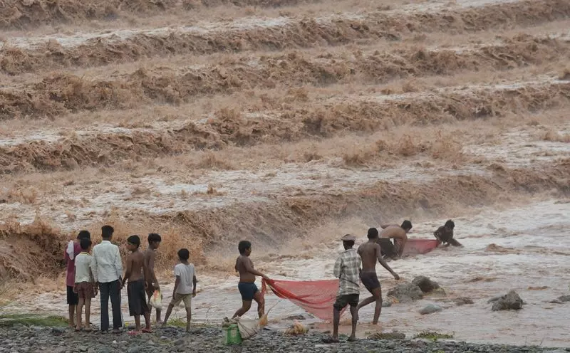 Haryana : घग्गर नदी के पास मिट्टी ढहने से बच्चे की मौत, दो को बचाया गया Haryana : घग्गर नदी के पास मिट्टी ढहने से बच्चे की मौत, दो को बचाया गया