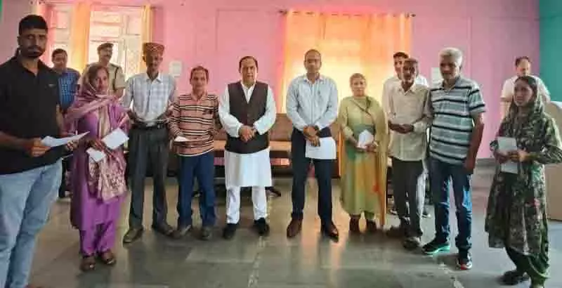 Bhattiyat में 40 से अधिक परिवारों को तत्काल राहत के रूप में 3 लाख रुपये वितरित किए गए Bhattiyat में 40 से अधिक परिवारों को तत्काल राहत के रूप में 3 लाख रुपये वितरित किए गए