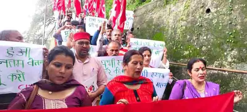STP कर्मचारी समान वेतन और सुरक्षित कार्य परिस्थितियों की मांग कर रहे STP कर्मचारी समान वेतन और सुरक्षित कार्य परिस्थितियों की मांग कर रहे