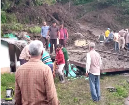 Kullu: निरमंड में भूस्खलन से दो मकान ढहे Kullu: निरमंड में भूस्खलन से दो मकान ढहे