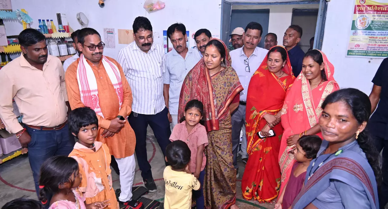 मंत्री लक्ष्मी राजवाड़े ने धरसेड़ी आंगनबाड़ी केंद्र का किया औचक निरीक्षण मंत्री लक्ष्मी राजवाड़े ने धरसेड़ी आंगनबाड़ी केंद्र का किया औचक निरीक्षण