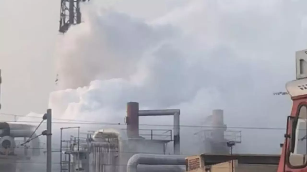 Mumbai: फैक्ट्री से रिसाव के बाद राहत-बचाव कार्य तेज Mumbai: फैक्ट्री से रिसाव के बाद राहत-बचाव कार्य तेज