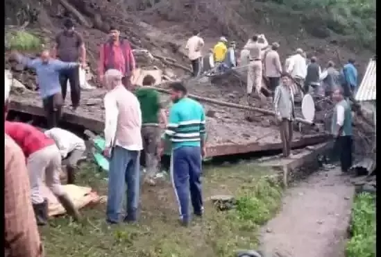 Kullu: मकान ढहने से 4 की मौत Kullu: मकान ढहने से 4 की मौत