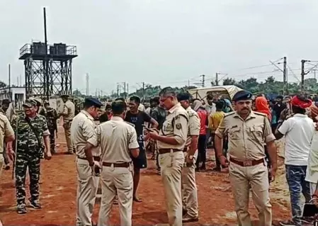 रेलवे साइडिंग पर अपराधियों ने की अंधाधुंध गोलीबारी, ट्रक चालक गंभीर रूप से घायल रेलवे साइडिंग पर अपराधियों ने की अंधाधुंध गोलीबारी, ट्रक चालक गंभीर रूप से घायल