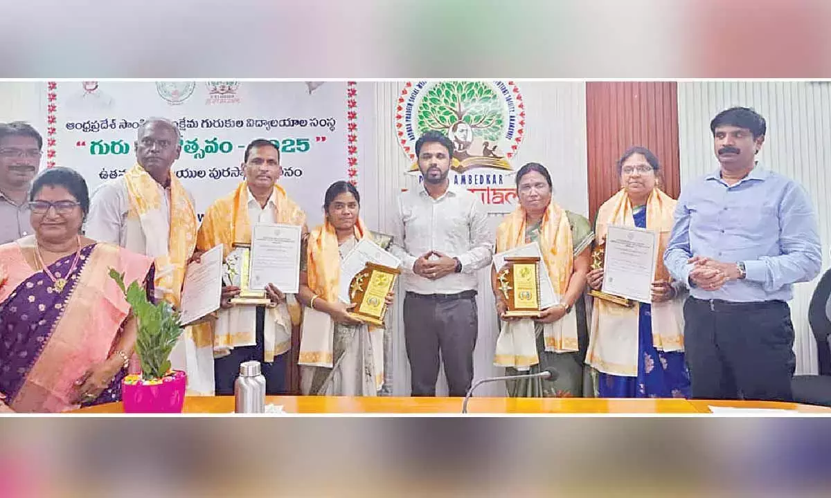 Andhra: उत्कृष्ट शिक्षकों को सम्मानित किया गया Andhra: उत्कृष्ट शिक्षकों को सम्मानित किया गया