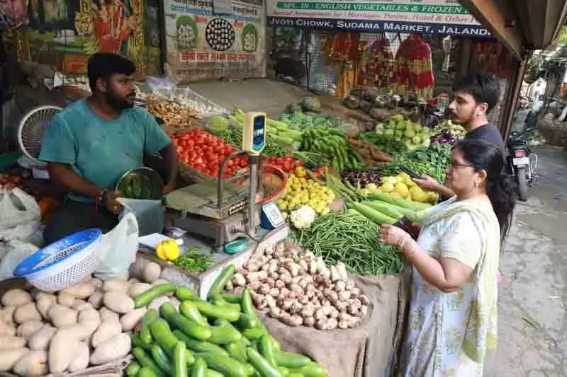 Jalandhar: सब्जियों की कीमतें आसमान छू रही, घरेलू बजट पर असर Jalandhar: सब्जियों की कीमतें आसमान छू रही, घरेलू बजट पर असर