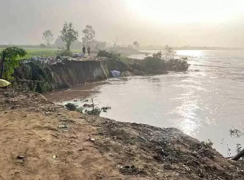 Nawanshahr village के धुस्सी बांध पर कटाव की खबर, ग्रामीण भयभीत Nawanshahr village के धुस्सी बांध पर कटाव की खबर, ग्रामीण भयभीत