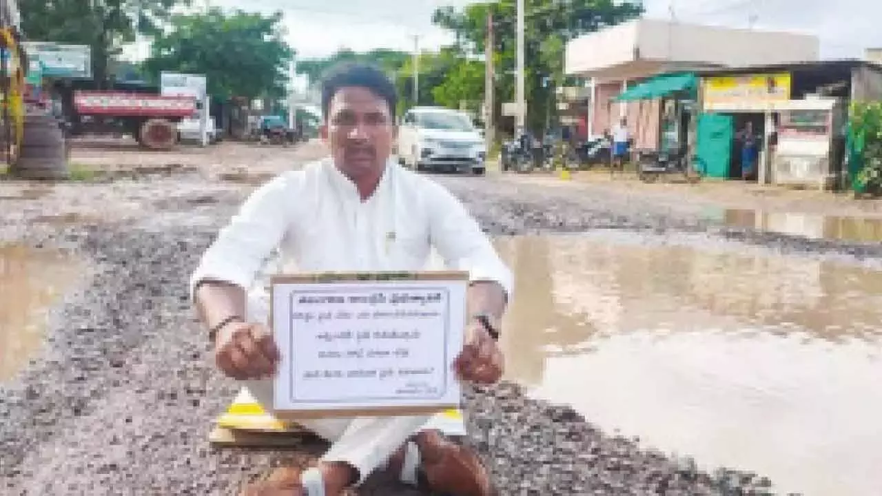 Telangana: मंचेरियल में सड़क निर्माण के लिए अभिनव विरोध प्रदर्शन Telangana: मंचेरियल में सड़क निर्माण के लिए अभिनव विरोध प्रदर्शन
