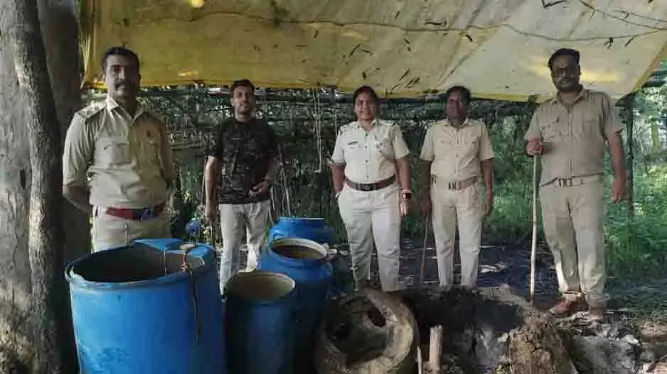 Mayurbhanj: बड़ी कार्रवाई, 15,000 लीटर महुआ और 8,500 लीटर शराब जब्त Mayurbhanj: बड़ी कार्रवाई, 15,000 लीटर महुआ और 8,500 लीटर शराब जब्त