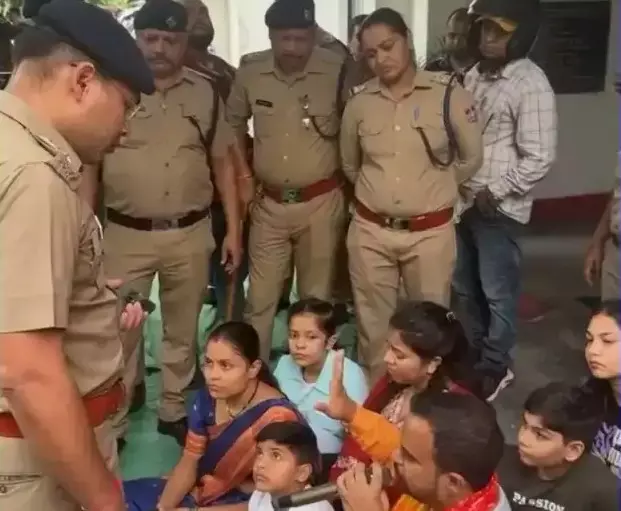 Haldwani: कोतवाली के सामने भाजपा नेता की चेतावनी Haldwani: कोतवाली के सामने भाजपा नेता की चेतावनी