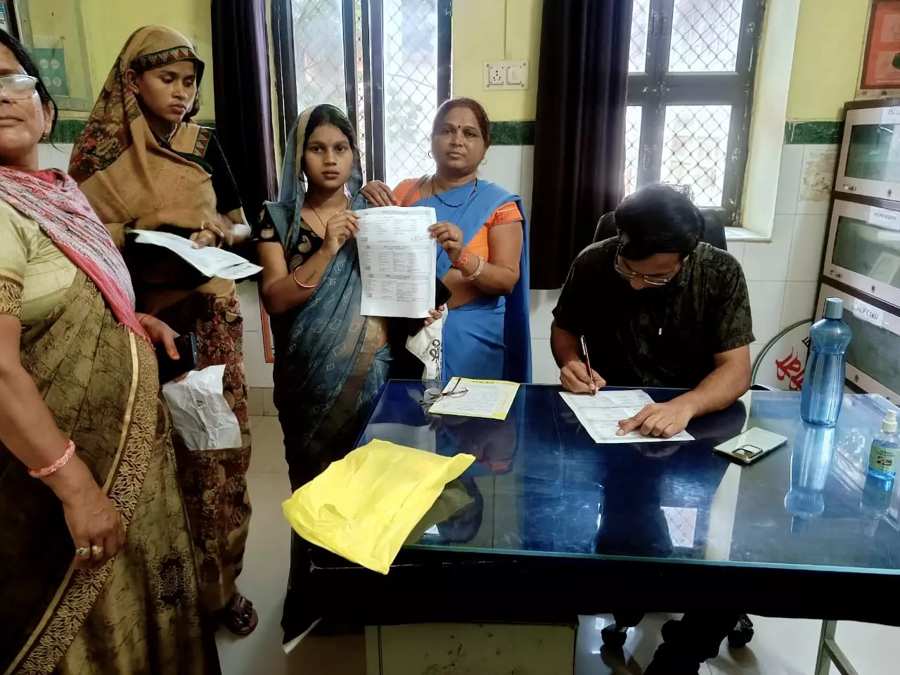 Madhopur: प्रधानमंत्री सुरक्षित मातृत्व अभियान में मां वाउचर का किया वितरण योजना Madhopur: प्रधानमंत्री सुरक्षित मातृत्व अभियान में मां वाउचर का किया वितरण योजना