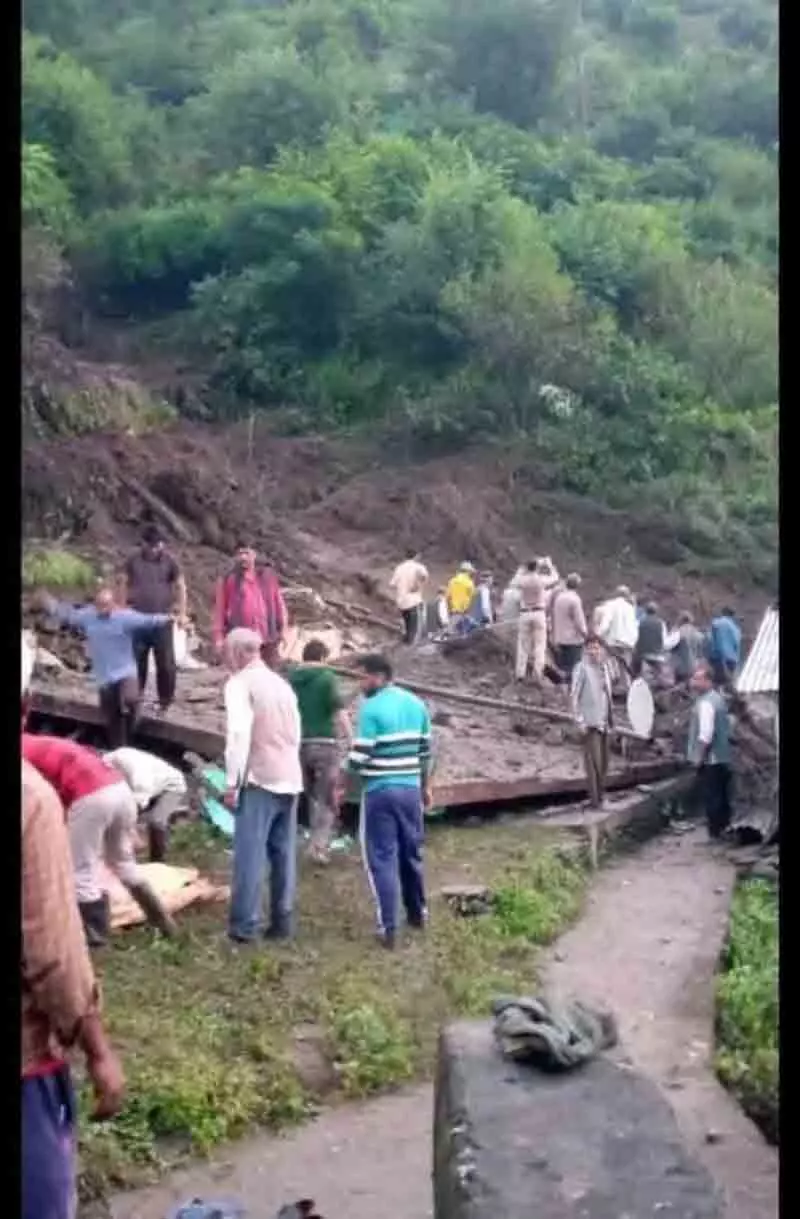 Kullu के निरमंड के शरमाणी गांव में भूस्खलन, 4 की मौत, 3 को बचाया गया Kullu के निरमंड के शरमाणी गांव में भूस्खलन, 4 की मौत, 3 को बचाया गया