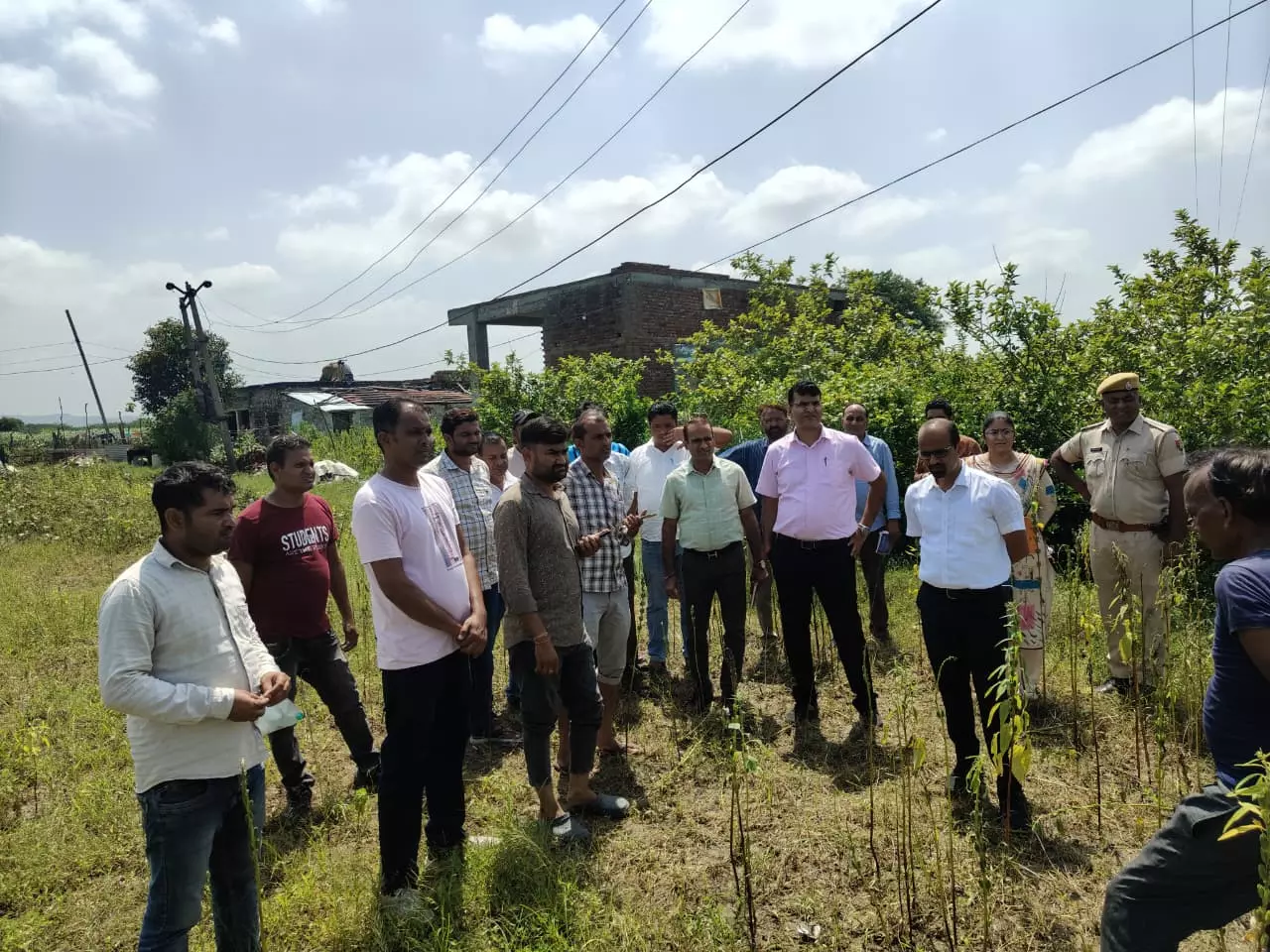 Madhopur: जिला कलेक्टर ने जलभराव के स्थाई समाधान के लिए ग्रामीणों से किया संवाद Madhopur: जिला कलेक्टर ने जलभराव के स्थाई समाधान के लिए ग्रामीणों से किया संवाद