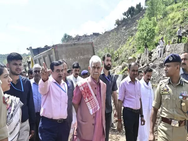 उपराज्यपाल ने उधमपुर का दौरा किया, राष्ट्रीय राजमार्ग-44 पर चल रहे जीर्णोद्धार कार्यों का किया निरीक्षण उपराज्यपाल ने उधमपुर का दौरा किया, राष्ट्रीय राजमार्ग-44 पर चल रहे जीर्णोद्धार कार्यों का किया निरीक्षण