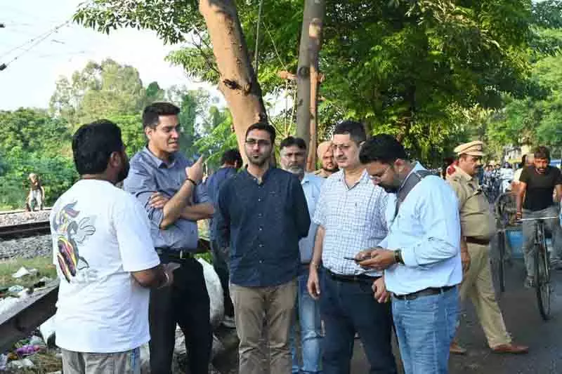 MC प्रमुख ने निरीक्षण किया, सफाई में कमी के कारण सेनेटरी सुपरवाइजर को निलंबित किया MC प्रमुख ने निरीक्षण किया, सफाई में कमी के कारण सेनेटरी सुपरवाइजर को निलंबित किया