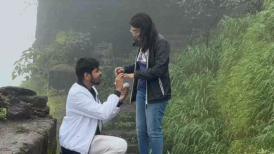 Pune: सिंहगढ़ किले में रोमांटिक प्रपोज़ल ने इंटरनेट पर मचाई हलचल Pune: सिंहगढ़ किले में रोमांटिक प्रपोज़ल ने इंटरनेट पर मचाई हलचल