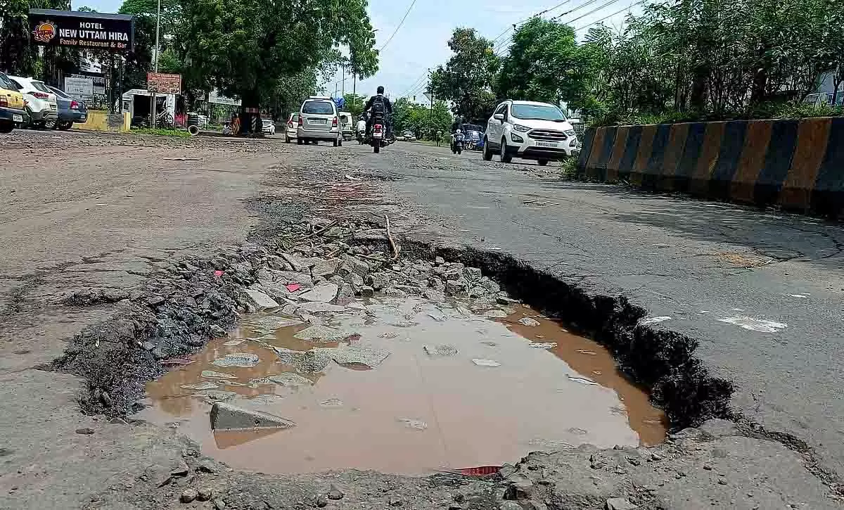 करोड़ों खर्च, फिर भी Nashik के निवासी गड्ढों से भरी सड़कों से नाराज करोड़ों खर्च, फिर भी Nashik के निवासी गड्ढों से भरी सड़कों से नाराज