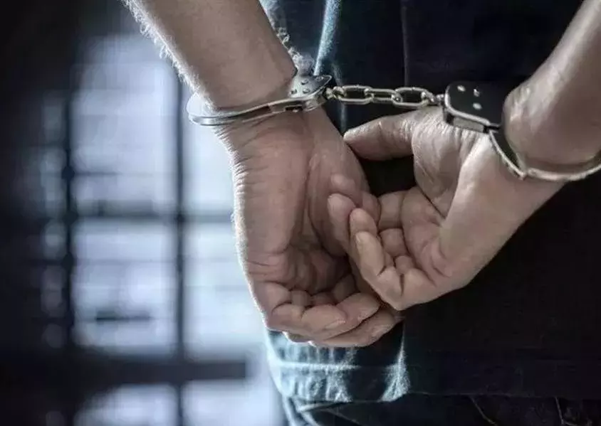 Jammu: शेख ज़फरुल्लाह को किश्तवाड़ पुलिस ने हिरासत में लिया Jammu: शेख ज़फरुल्लाह को किश्तवाड़ पुलिस ने हिरासत में लिया