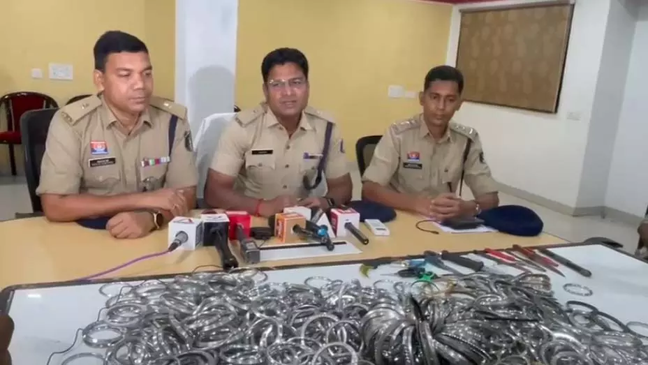 गणेश की झांकियों रायपुर पुलिस की बड़ी कार्रवाई, 100 बदमाश गिरफ्तार, 25 किलो कड़े बरामद गणेश की झांकियों रायपुर पुलिस की बड़ी कार्रवाई, 100 बदमाश गिरफ्तार, 25 किलो कड़े बरामद