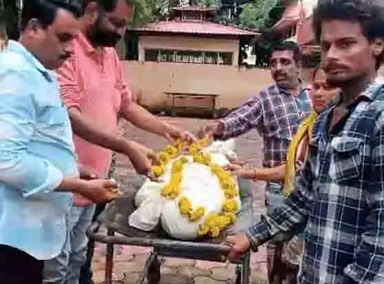 Indore: कुत्ते के काटने से मौत के बाद परिवार को झेलना पड़ा दोहरी मार Indore: कुत्ते के काटने से मौत के बाद परिवार को झेलना पड़ा दोहरी मार