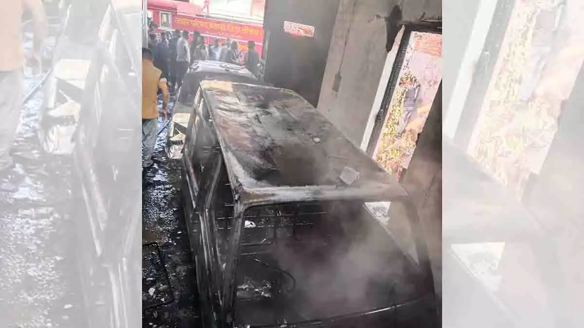 Madhya Pradesh: नीमच में गैस रिसाव से भीषण आग और विस्फोट Madhya Pradesh: नीमच में गैस रिसाव से भीषण आग और विस्फोट