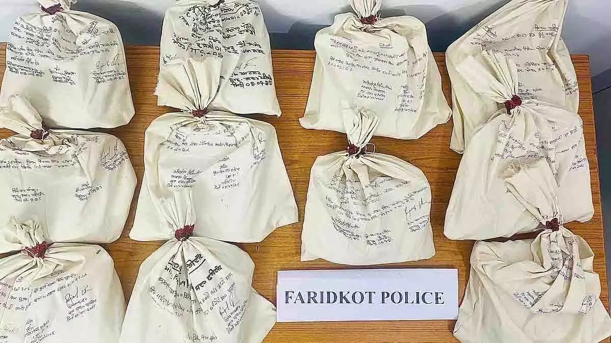 Punjab: पाकिस्तान समर्थित ड्रग कार्टेल का भंडाफोड़, दो तस्कर गिरफ्तार Punjab: पाकिस्तान समर्थित ड्रग कार्टेल का भंडाफोड़, दो तस्कर गिरफ्तार