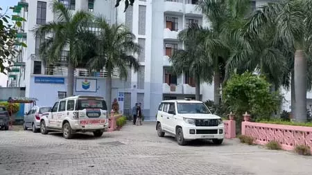 ग्रेटर नोएडा : हॉस्टल के कमरे में चली गोलियां, एक छात्र की मौत, दूसरा गंभीर ग्रेटर नोएडा : हॉस्टल के कमरे में चली गोलियां, एक छात्र की मौत, दूसरा गंभीर