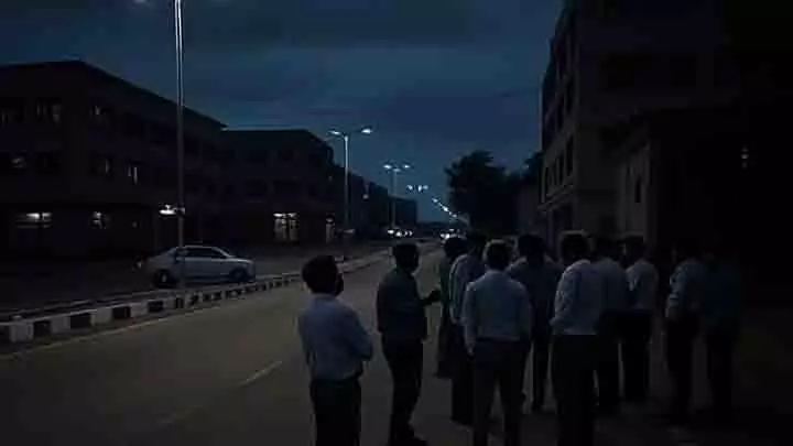 Mumbai: परेल में बिजली गुल, अस्पतालों की सेवाएं 35 मिनट तक प्रभावित Mumbai: परेल में बिजली गुल, अस्पतालों की सेवाएं 35 मिनट तक प्रभावित