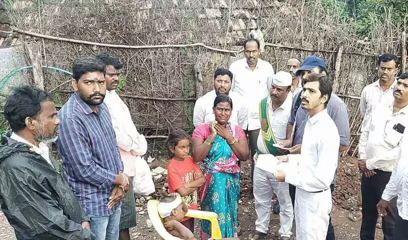 लड़की पर कुत्ते के हमले की घटना.. Bellampalli जज ने घर जाकर जांच की लड़की पर कुत्ते के हमले की घटना.. Bellampalli जज ने घर जाकर जांच की
