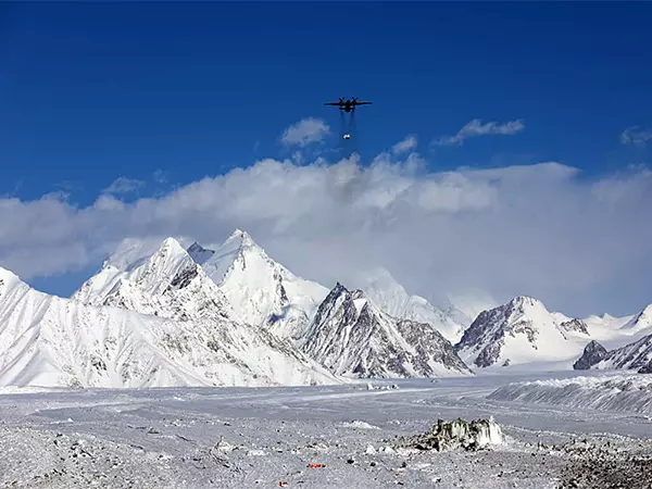 Siachen में भारतीय सेना के शिविर पर हिमस्खलन, 3 सैनिक मारे गए Siachen में भारतीय सेना के शिविर पर हिमस्खलन, 3 सैनिक मारे गए