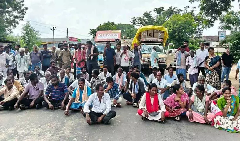 फिर वही दिन, वही हालात.. यूरिया के लिए राष्ट्रीय राजमार्ग पर किसानों का प्रदर्शन फिर वही दिन, वही हालात.. यूरिया के लिए राष्ट्रीय राजमार्ग पर किसानों का प्रदर्शन
