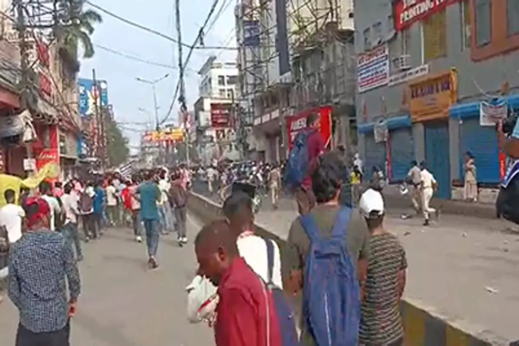 टीआरई-4 को लेकर छात्रों ने पटना में किया प्रदर्शन, पुलिस ने बजाई लाठियां टीआरई-4 को लेकर छात्रों ने पटना में किया प्रदर्शन, पुलिस ने बजाई लाठियां