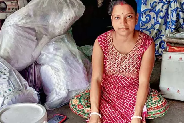 Tumpa शोला कला में निपुण, उमरा अपनी माँ के लिए आभूषण बनाती हैं Tumpa शोला कला में निपुण, उमरा अपनी माँ के लिए आभूषण बनाती हैं