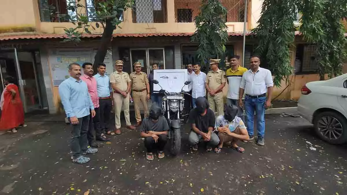 Kalyan: पुलिस ने अंतरराज्यीय चेन स्नैचिंग गिरोह का भंडाफोड़ किया Kalyan: पुलिस ने अंतरराज्यीय चेन स्नैचिंग गिरोह का भंडाफोड़ किया