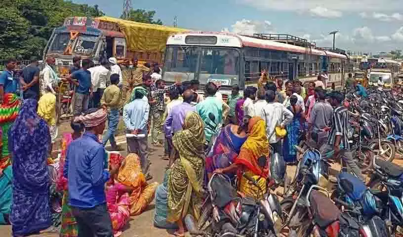 Adilabad: यूरिया की कमी के विरोध में किसानों ने एनएच-363 जाम किया Adilabad: यूरिया की कमी के विरोध में किसानों ने एनएच-363 जाम किया
