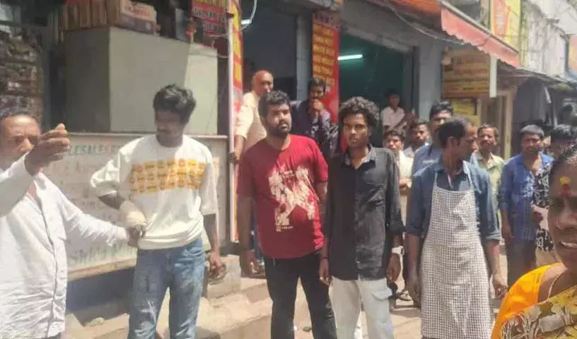 मारिजुआना के नशे में धुत युवकों ने तीन लोगों पर हमला किया मारिजुआना के नशे में धुत युवकों ने तीन लोगों पर हमला किया