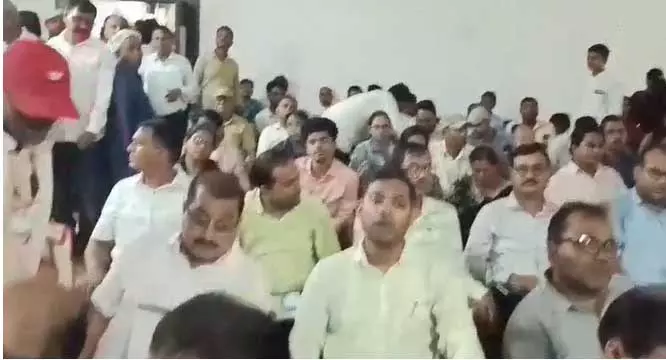 Gonda में सम्पूर्ण समाधान दिवस का आयोजन, जिलाधिकारी की अध्यक्षता में हुआ कार्यक्रम Gonda में सम्पूर्ण समाधान दिवस का आयोजन, जिलाधिकारी की अध्यक्षता में हुआ कार्यक्रम