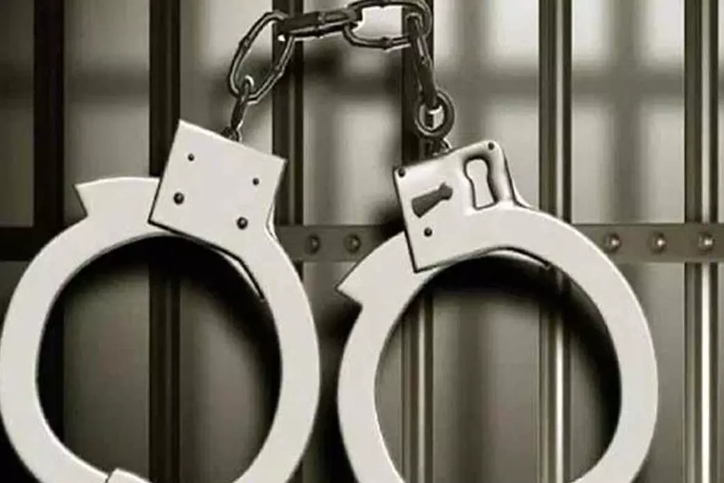 फर्जी ड्रग मामलों में मशहूर हस्तियों को परेशान करने के आरोप में आबकारी कांस्टेबल गिरफ्तार फर्जी ड्रग मामलों में मशहूर हस्तियों को परेशान करने के आरोप में आबकारी कांस्टेबल गिरफ्तार